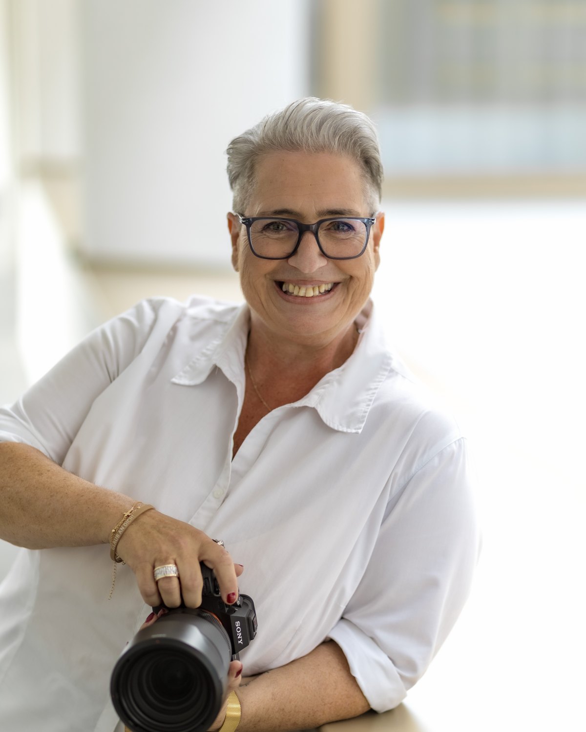 Daniela Hausbauer mit ihrer Kamera im Kalena Studio