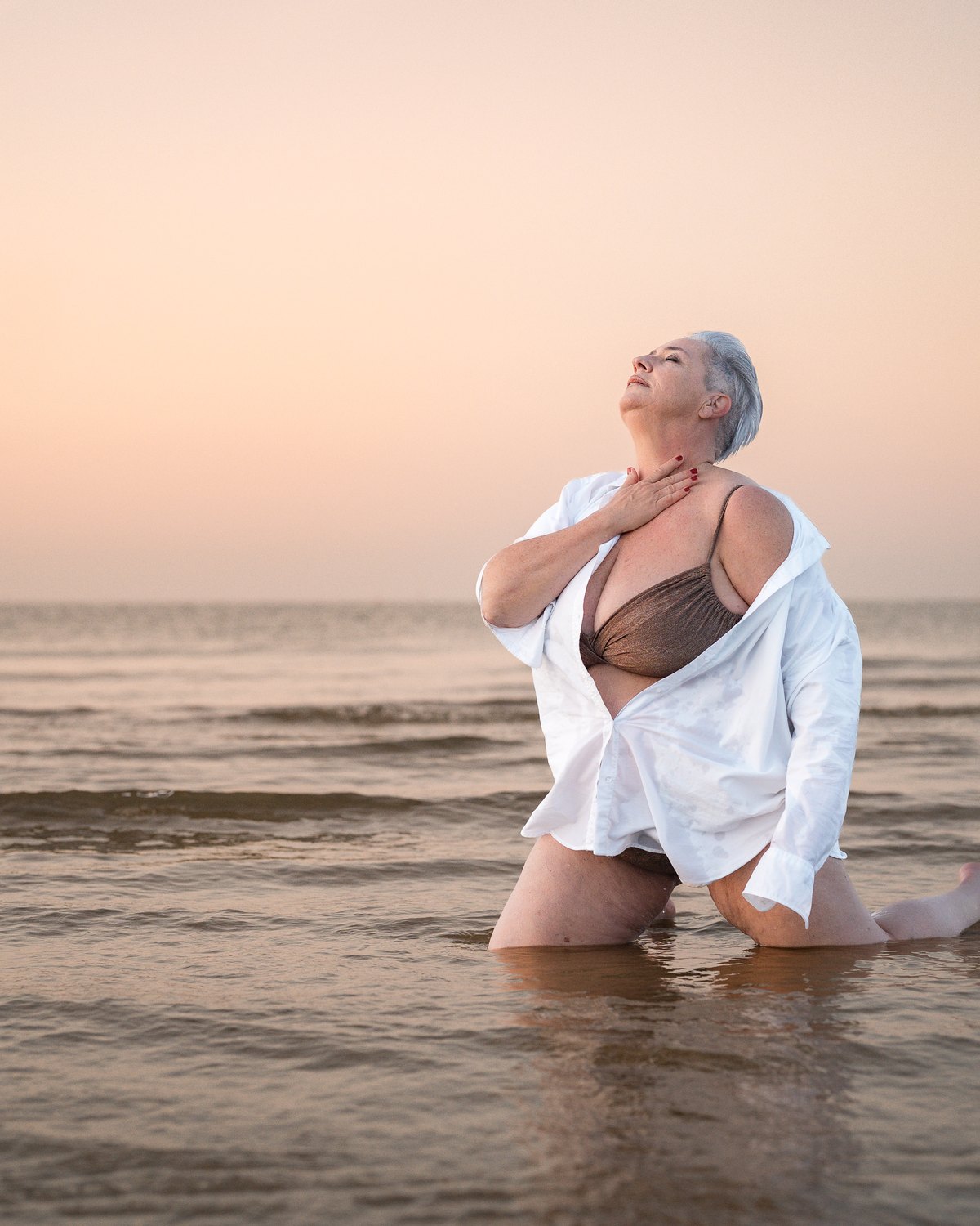 Daniela Hausbauer – persönliches Portrait am Meer, Kalena Studio